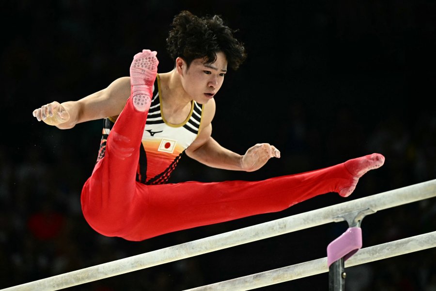 Shinnosuke Oka competes in the parallel bars