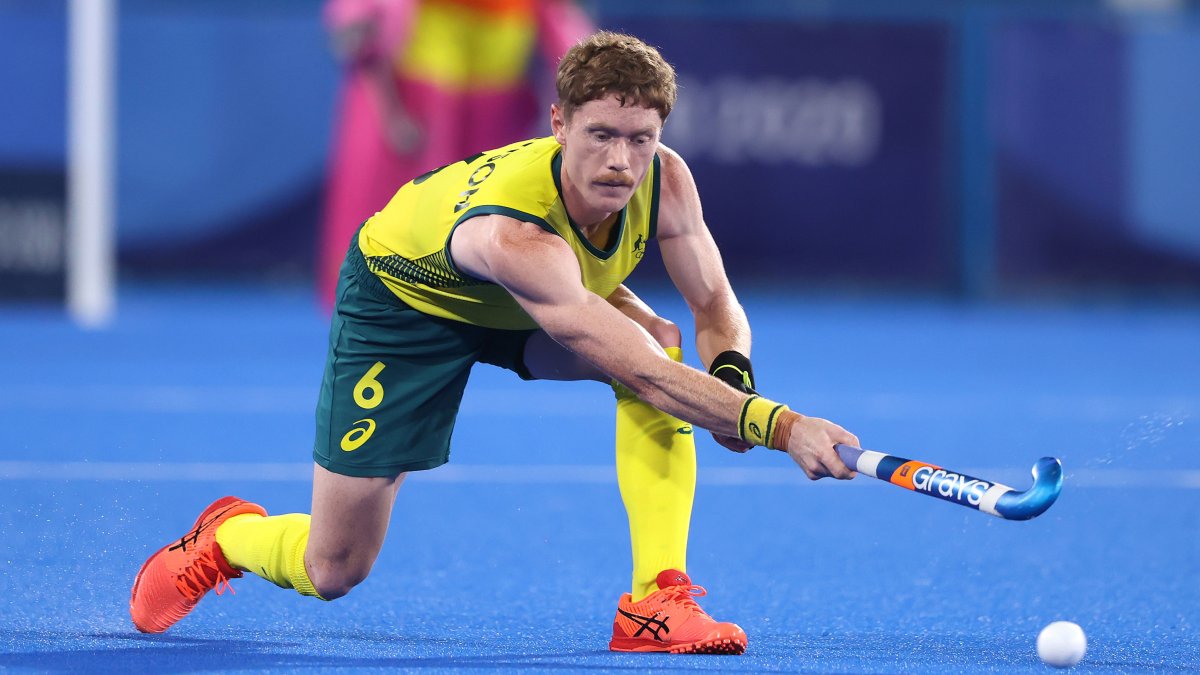 Australian field hockey player amputates part of finger to play at