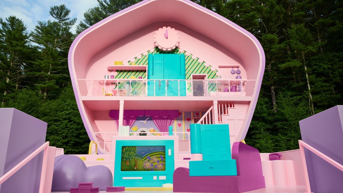 Lifesize Polly Pocket house on Airbnb How to rent, photos, video