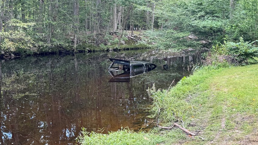 Car submerged in Aspetuck River in Fairfield