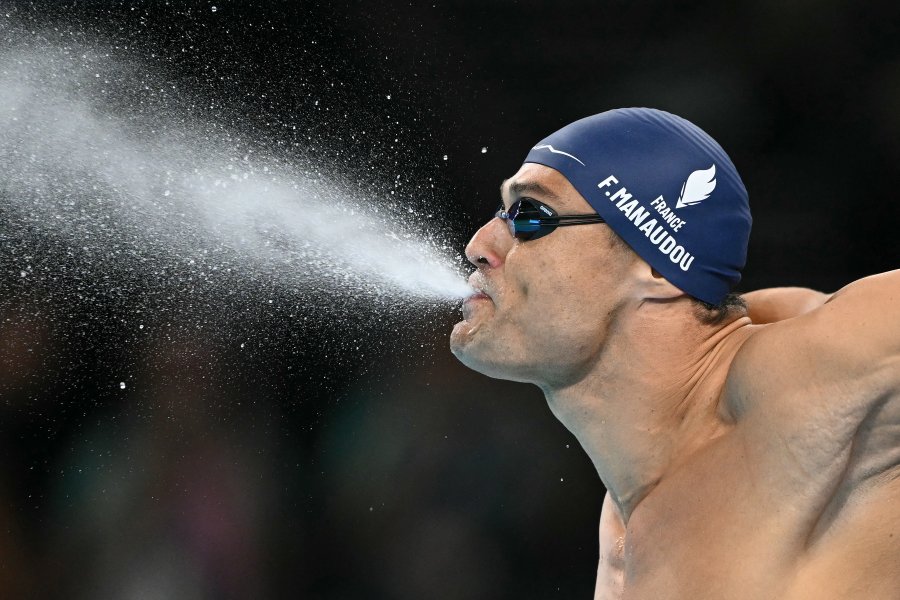 France's Florent Manaudou prepares to compete in a heat of the men's 50m freestyle swimming event during the Paris 2024 Olympic Games at the Paris La Defense Arena in Nanterre, west of Paris, on August 1, 2024