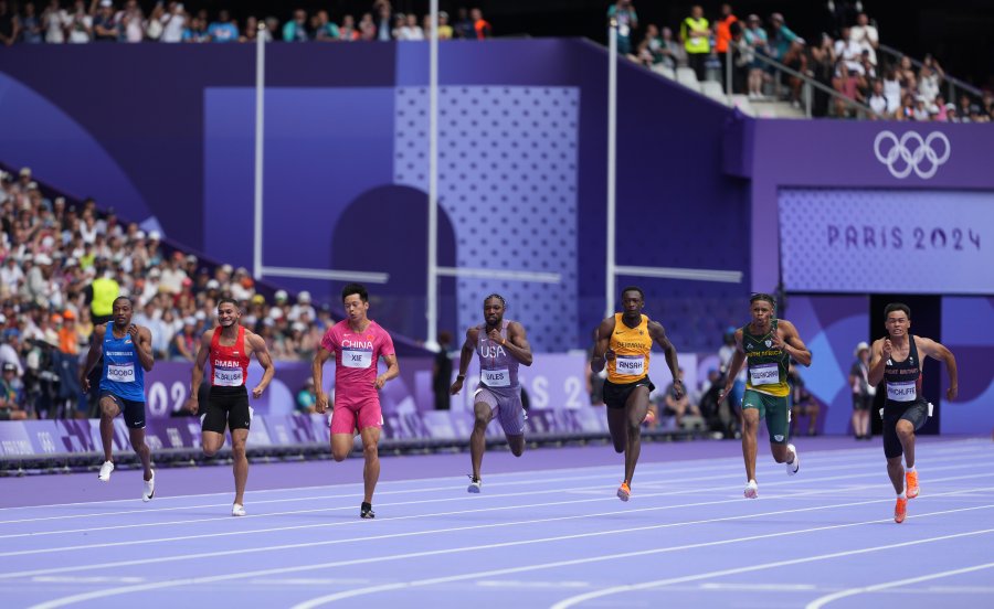 Louie Hinchliffe wins a men's 100m round 1 heat ahead of Noah Lyles