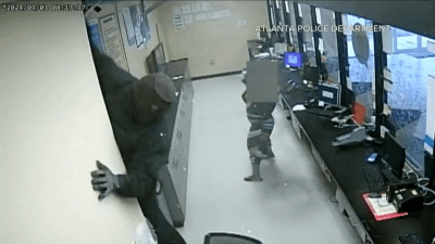  WATCH: Robbers drop into check cashing store in Atlanta from ceiling