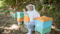 Here I am with my thousands of lady bees. Honeybees are surprisingly calm and gentle, so it’s not scary to spend time right near the colonies.