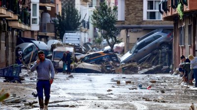 Flash floods kill dozens in Spain