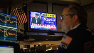 A television station broadcasts the Federal Reserve’s interest-rate cut on the floor of the New York Stock Exchange (NYSE) in New York, US, on Wednesday, Dec. 18, 2024.