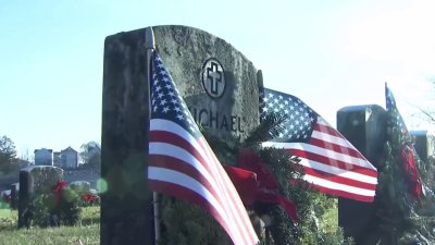 Volunteers lay more than 1,400 wreaths on veterans' graves in New Britain