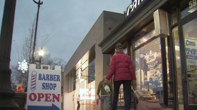 Connecticut travelers hit the roads and the shopping centers