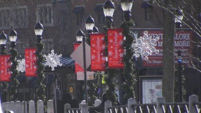 Last-minute shoppers hit the streets in New Haven