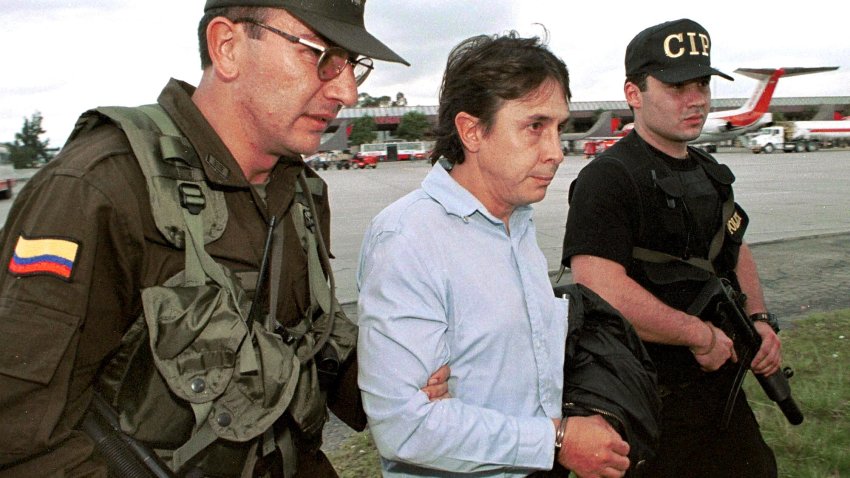 (FILE) This file picture shows presumed drug trafficker Fabio Ochoa Vasquez (C) being escorted by Colombian police 13 October, 1999 in Bogota after his capture. Colombian President Andres Pastrana has authorized the extradition of Ochoa 27 August, 2001 to the US according to an official in the president’s office.    AFP PHOTO (Photo by JAVIER CASELLA / COLOMBIAN POLICE / AFP) (Photo by JAVIER CASELLA/COLOMBIAN POLICE/AFP via Getty Images)