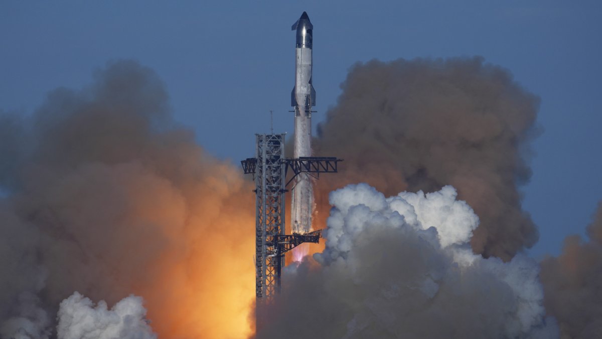 SpaceX loses spacecraft, catches rocket booster in Starship test – NBC ...