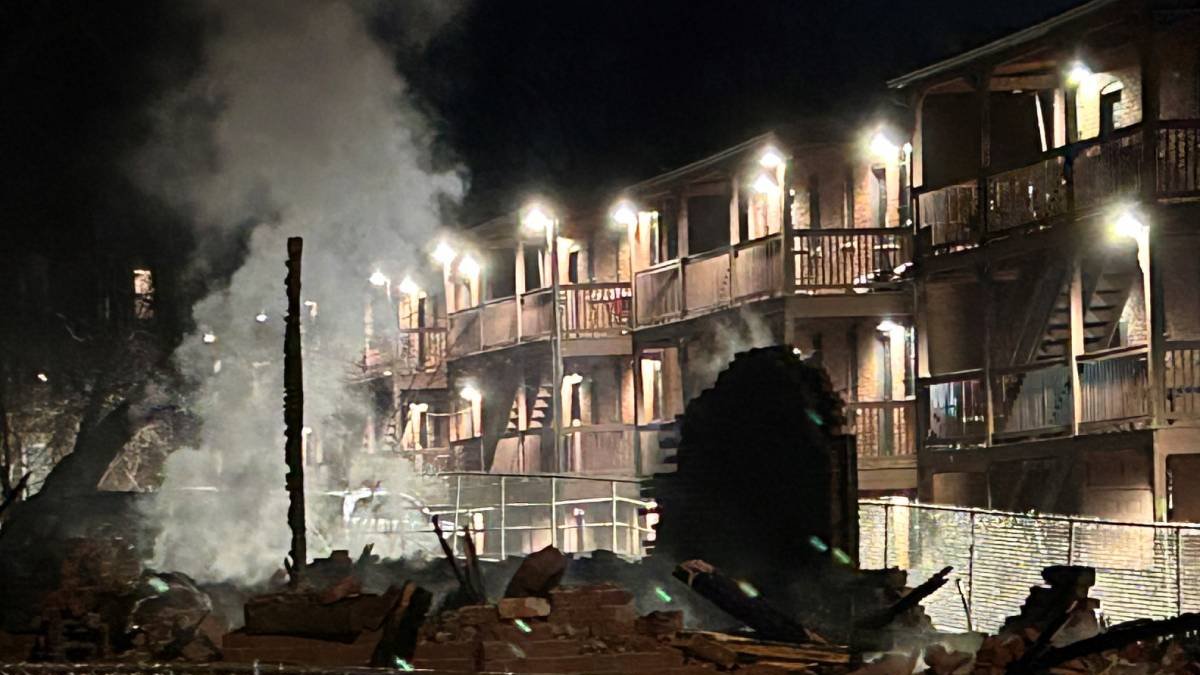 20 displaced after fire spreads from vacant building to nearby homes in ...