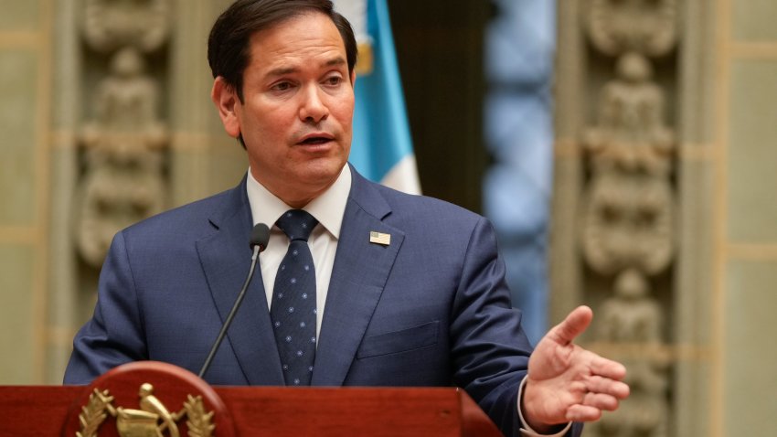 El secretario de Estado de Estados Unidos, Marco Rubio, participa en una conferencia de prensa conjunta con el presidente guatemalteco, Bernardo Arévalo, en el Palacio Nacional en Ciudad de Guatemala, el miércoles 5 de febrero de 2025. (AP Foto/Mark Schiefelbein, Pool)