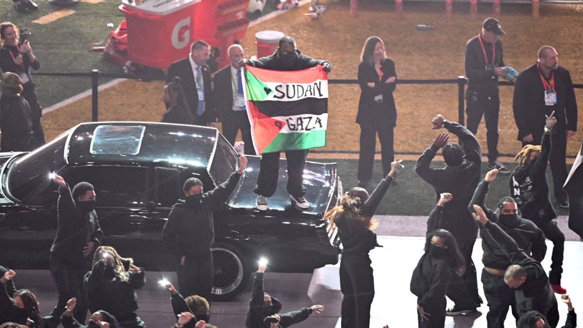 Super Bowl halftime show dancer displays Palestinian flag during