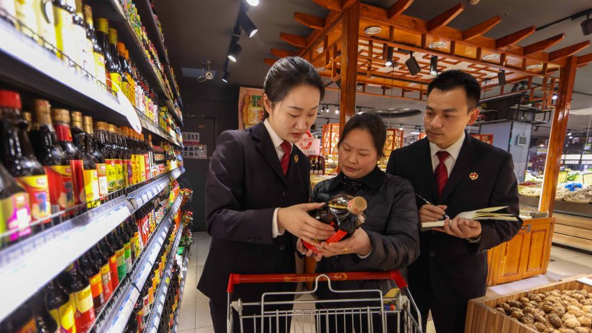 TONGREN, CHINA – MARCH 13, 2025 – Prosecutors explain to consumers how to buy qualified products at a supermarket in Pingxi street of Yuping Dong Autonomous County in Tongren, southwest China’s Guizhou province on March 13, 2025.