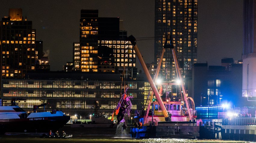 NEW YORK, UNITED STATES – APRIL 10: Emergency crews pull wreckage of the helicopter out from the Hudson River after it crashed into the Hudson River near lower Manhattan, on April 10, 2025 in New York, United States. All 6 passengers dead from helicopter crash into Hudson River near lower Manhattan, New York City Mayor Adams confirms. (Photo by Thomas Hengge/Anadolu via Getty Images)