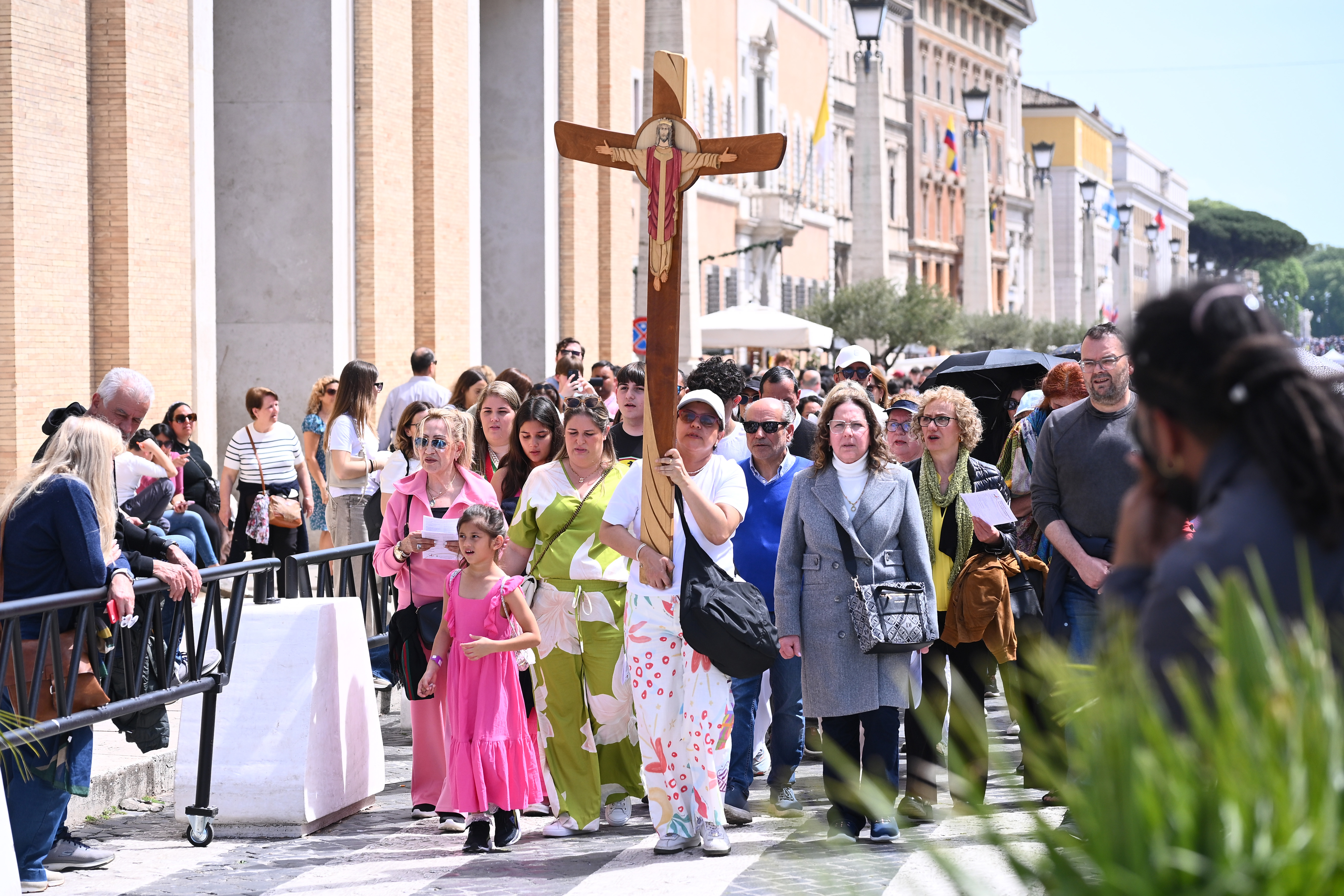 Faithful on pilgrimage for the death of Pope Francis on April 21, 2025 in Rome, Italy.