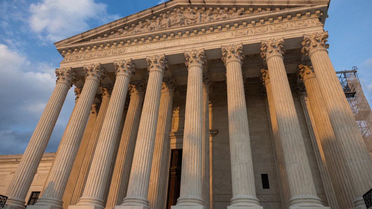 Supreme Court lets Trump strip protections from some Venezuelans – NBC ...
