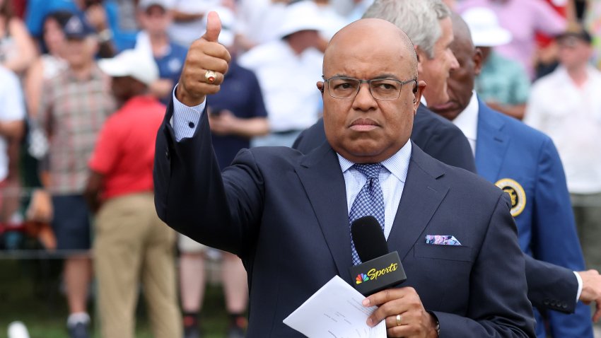 ATLANTA, GA - SEPTEMBER 01: Mike Tirico of 온라인카지노사이트 Sports gives a thumbs up right before the trophy presenation after the final round of the 2024 FedExCup Playoffs Tour Championship on September 1, 2024 at East Lake Golf Club in Atlanta, Georgia. (Photo by Michael Wade/Icon Sportswire via Getty Images)