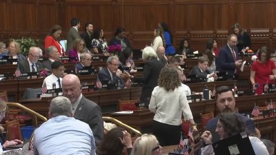 Lawmakers make final push for bills minutes before deadline