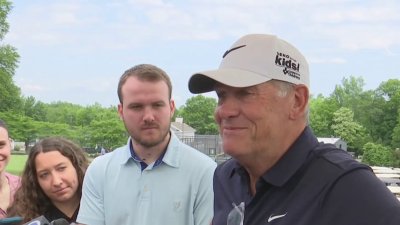 Geno Auriemma's charity tournament brings more than a hundred golfers to West Hartford