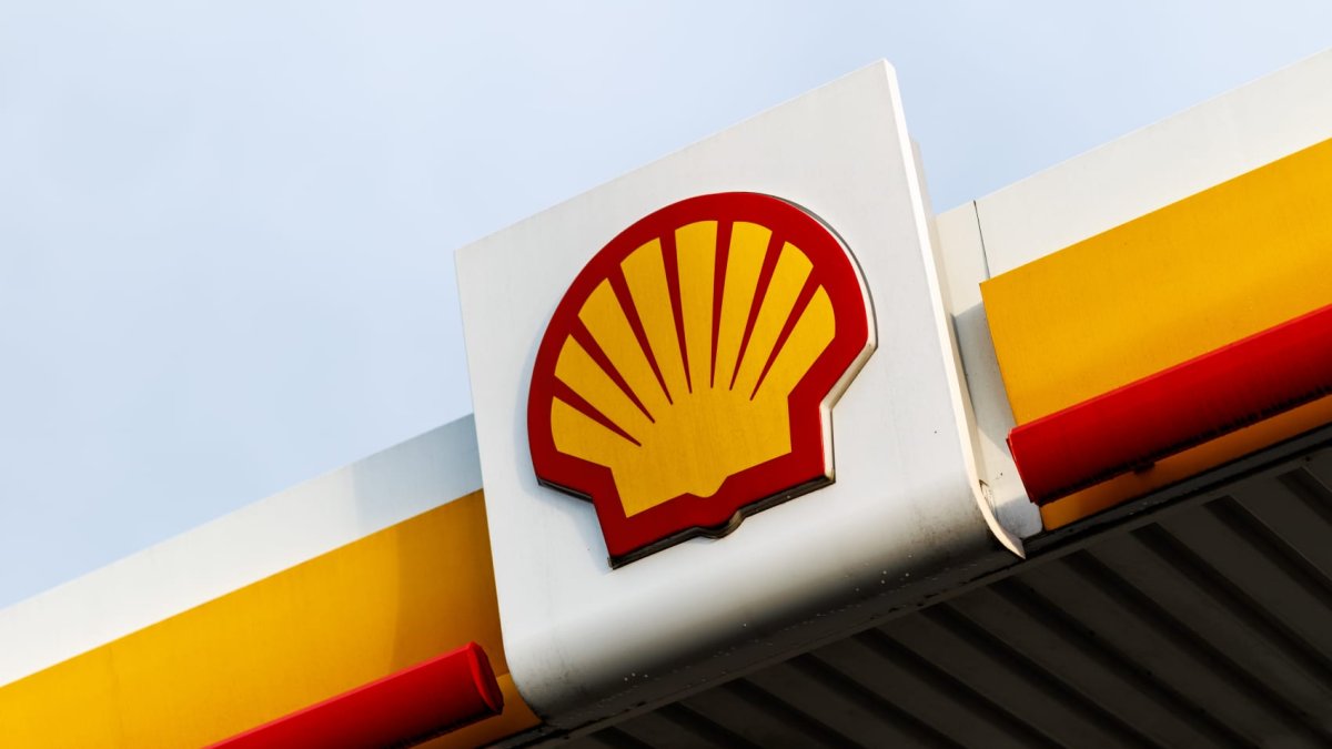 Oil giant Shell posts profit beat, keeps share buyback pace steady at ...