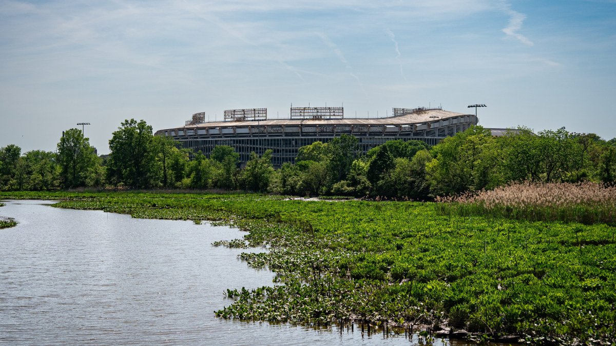 Trump threatens to hold up stadium deal if Commanders don't return to old name