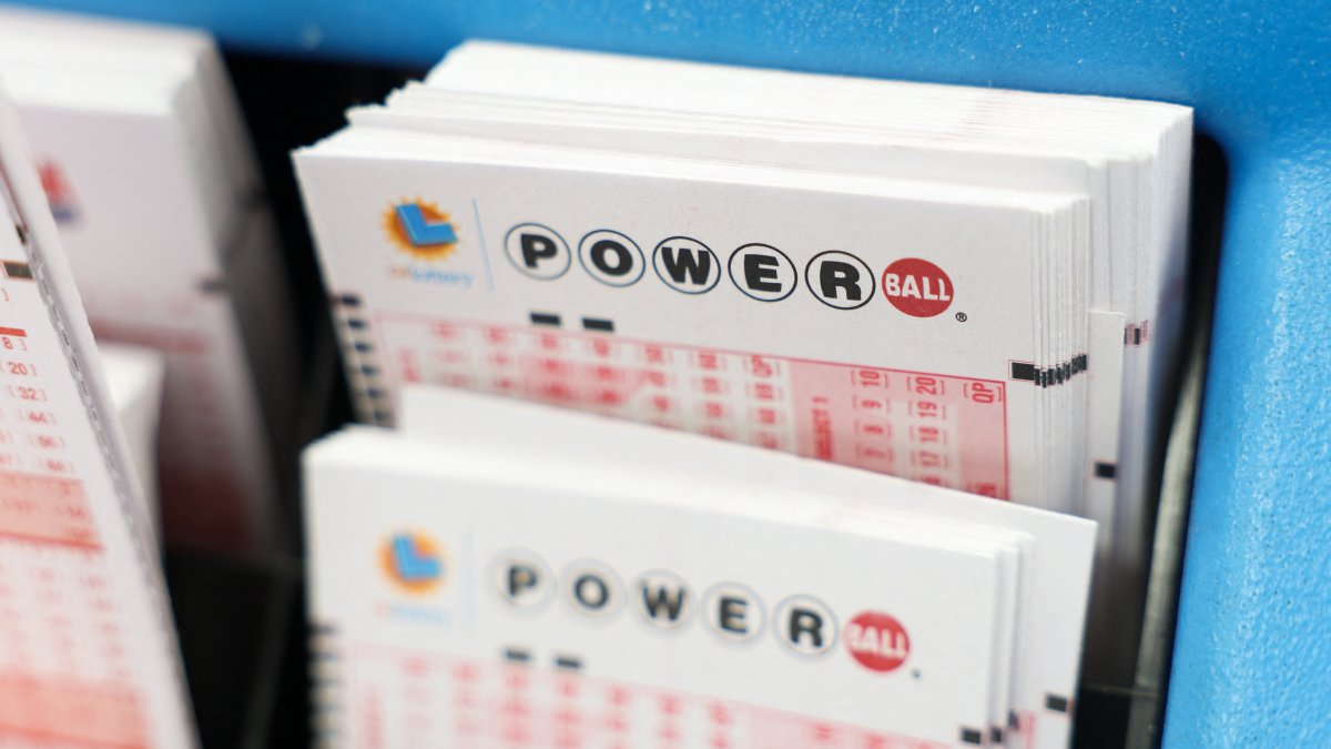 Powerball nears $1 billion after no jackpot winner in Monday night's drawing