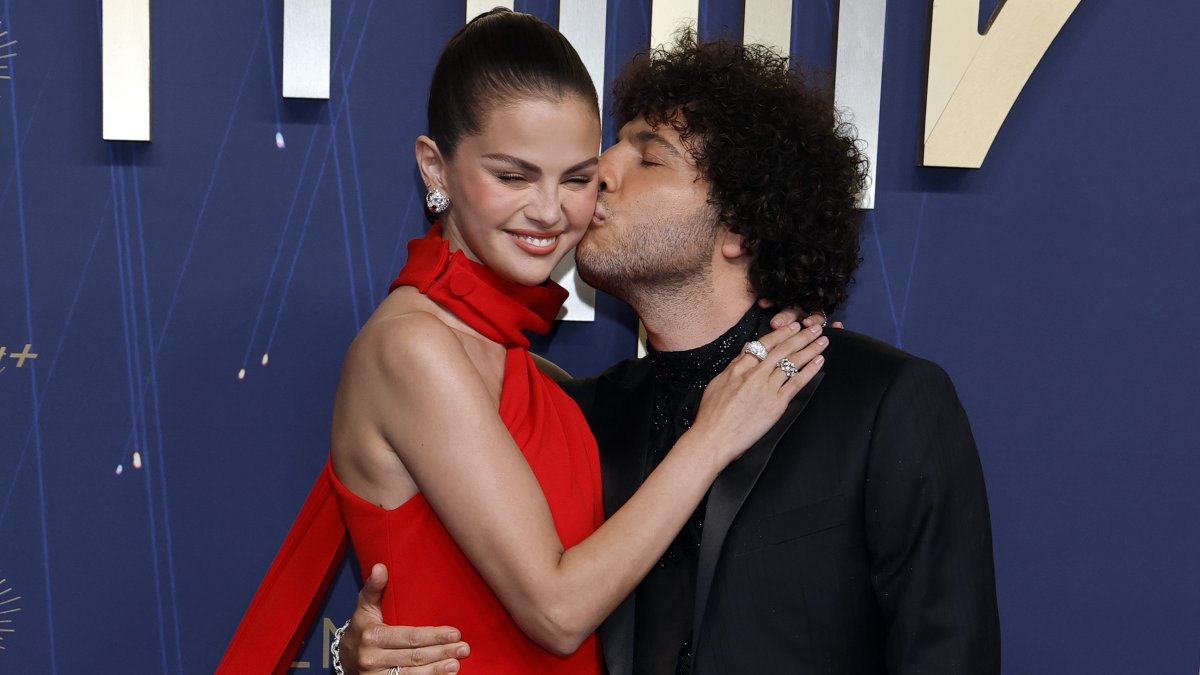 セレナ・ゴメスとベニー・ブランコは、エミーズ2025でレッドカーペットデビューを果たします –  NBCコネチカット