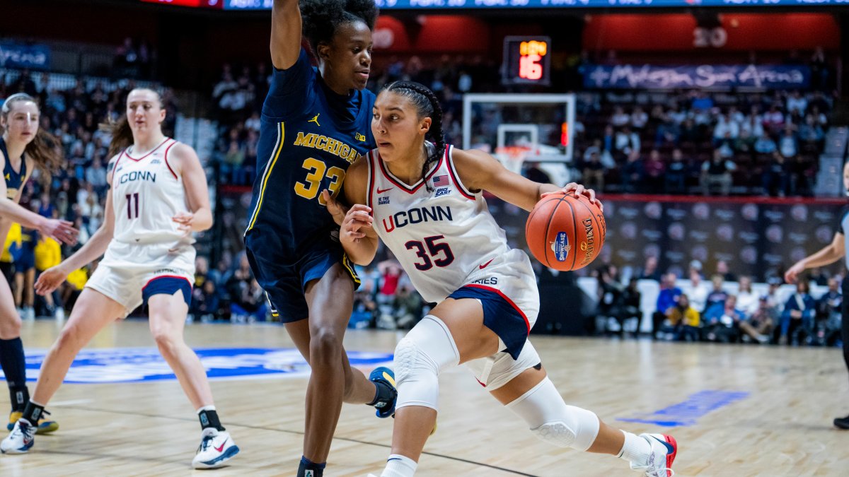 Azzi Fudd scores 31 points to help No. 1 UConn top No. 6 Michigan 72-69 ...