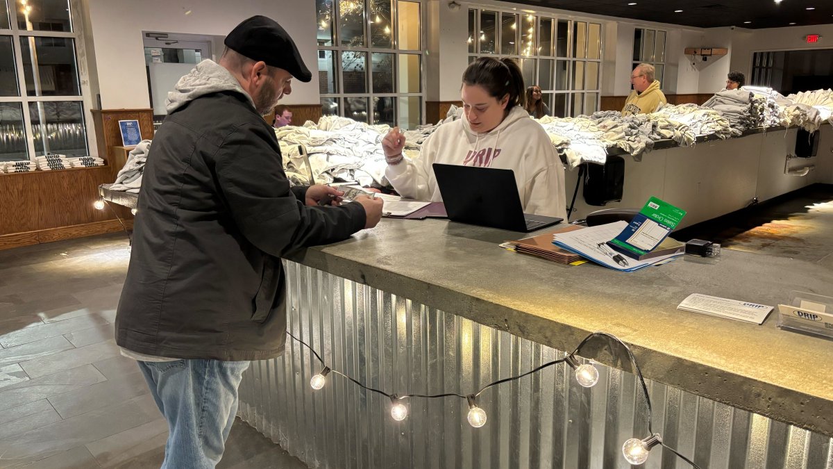 Locals turn out shopping for Small Business Saturday in Southbury