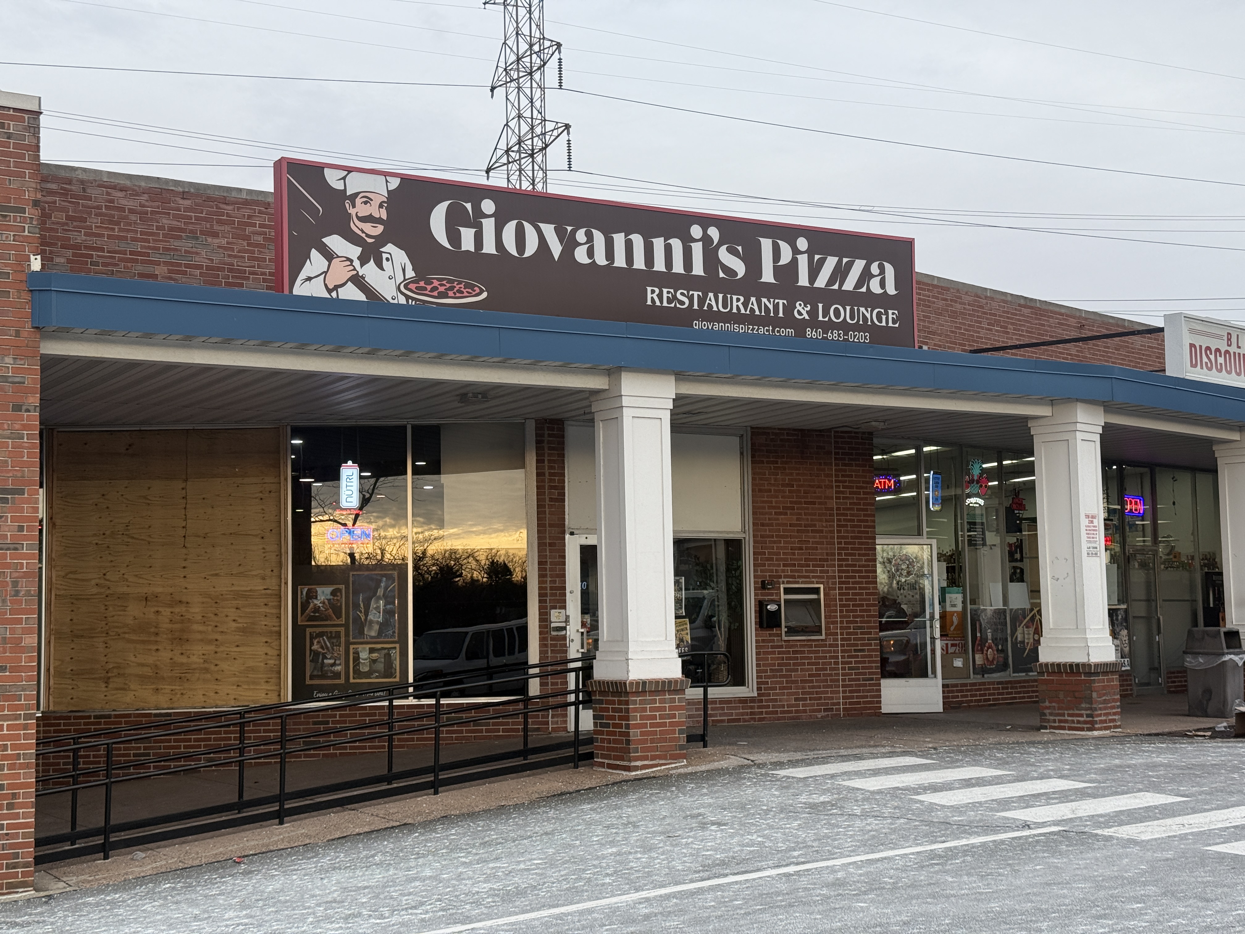 Man in serious condition after shooting at restaurant in Windsor