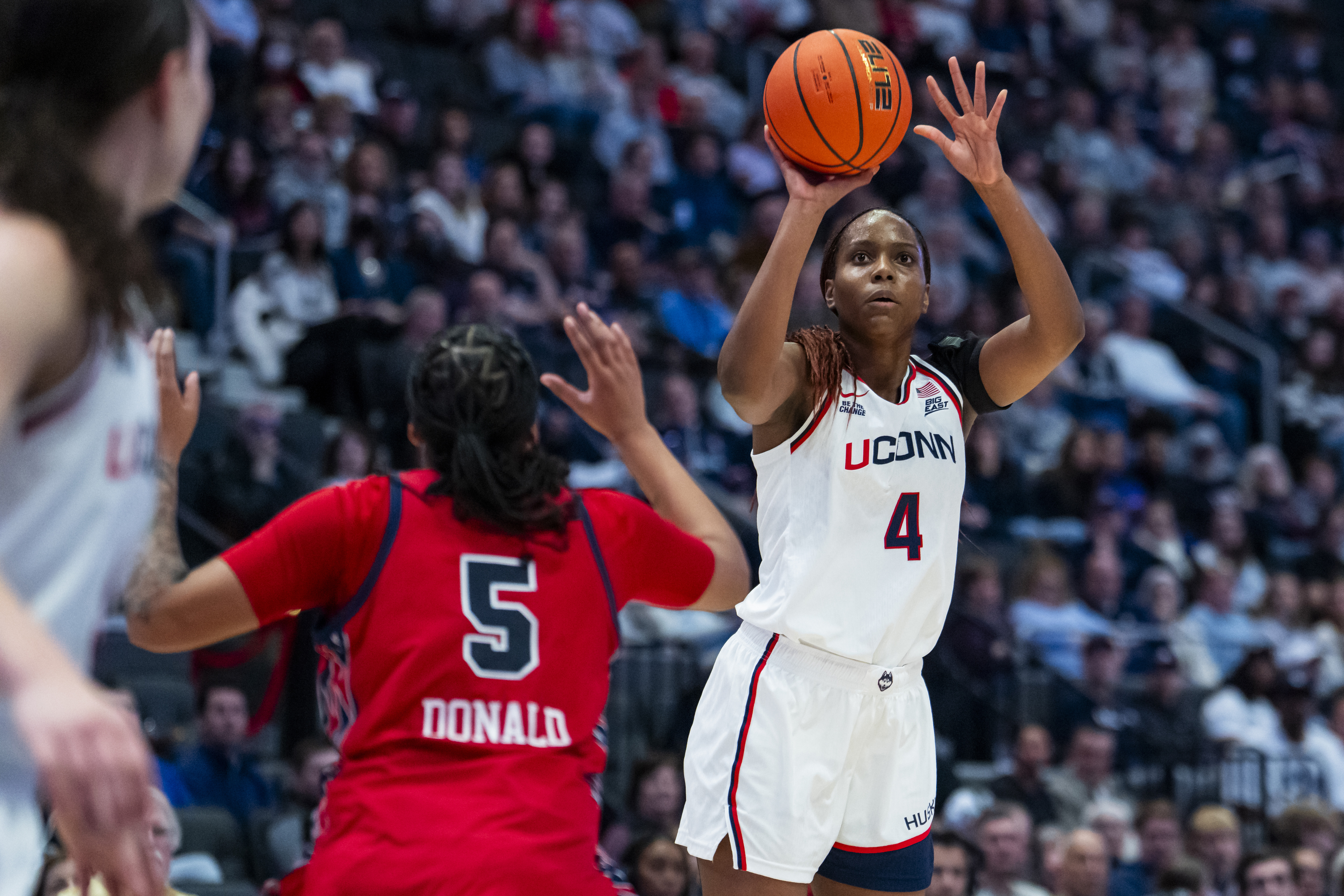 Strong, Fudd star as top-ranked UConn rolls past St. John's for 32nd consecutive victory