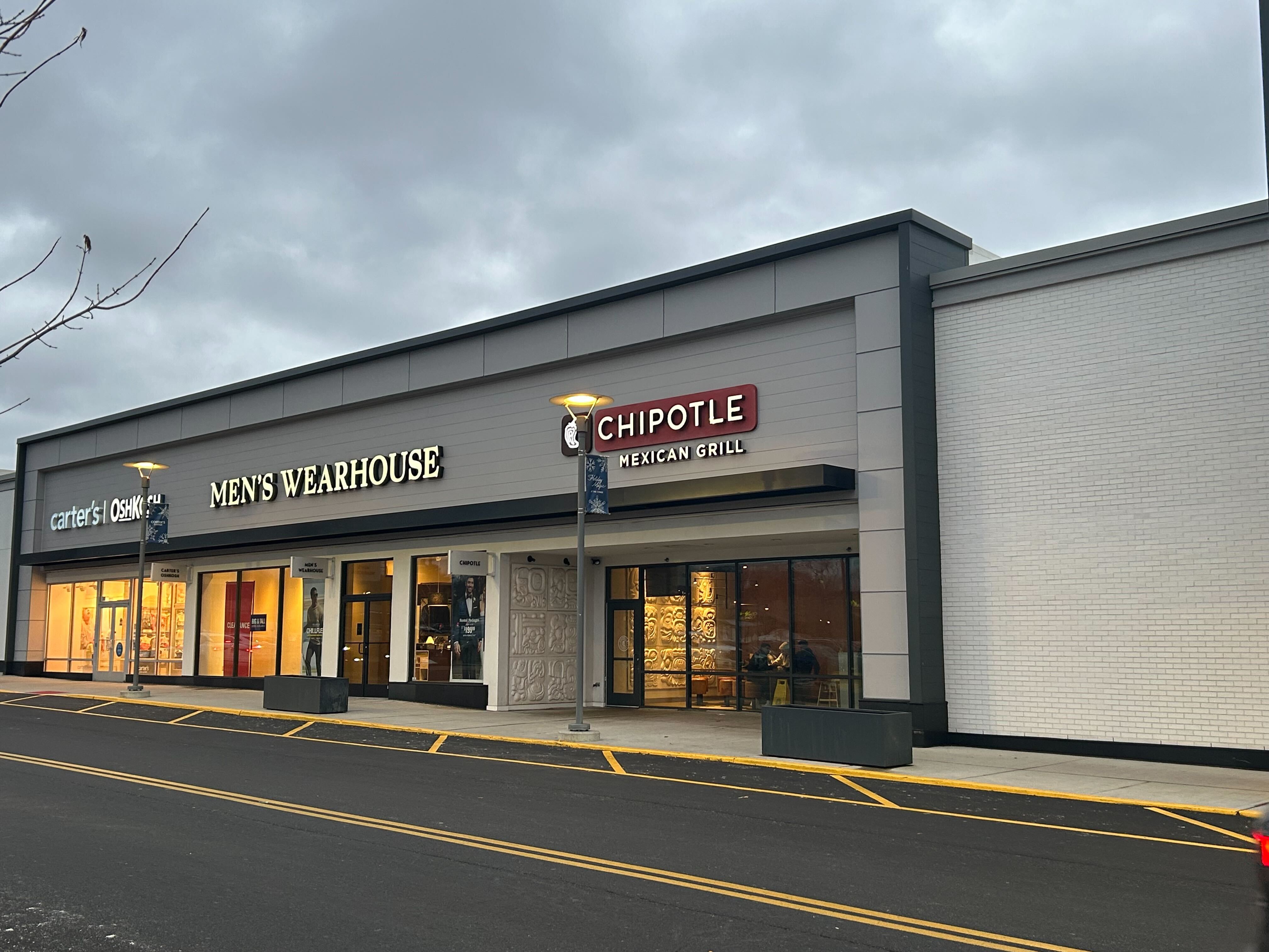2 accused of assaulting workers at West Hartford Chipotle over food order