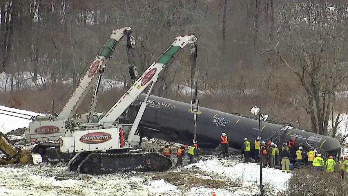 No leaks reported as crews work to clean up Mansfield train derailment ...