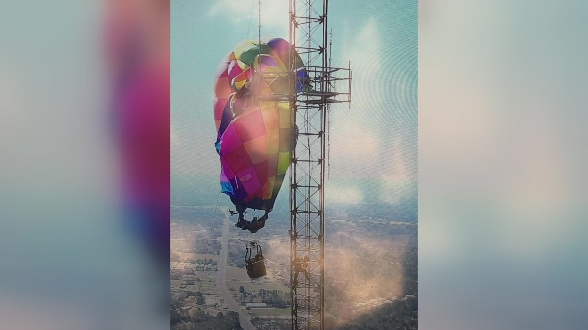 Hot air balloon carrying two people strikes cell phone tower in Texas