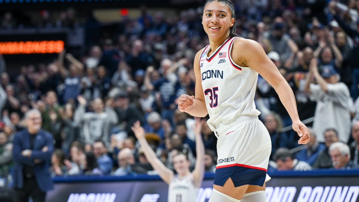 Fudd's 34 points, 8 3-pointers powers UConn past Syracuse and into Sweet 16 for 32nd straight time