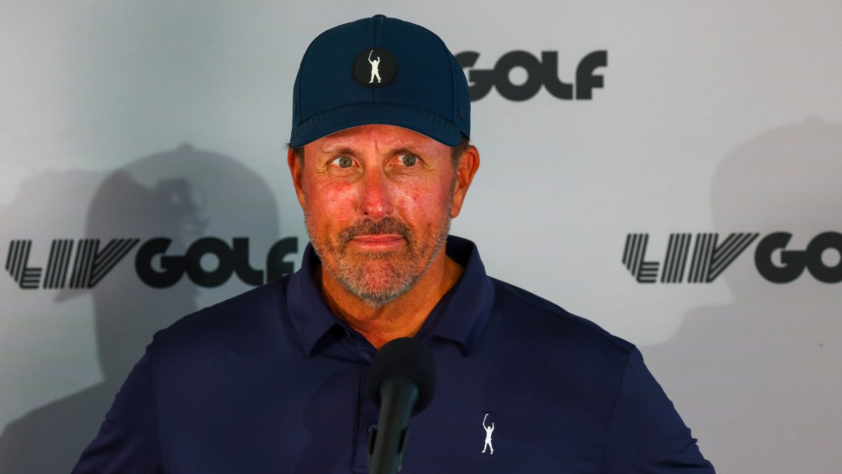 Report: Phil Mickelson kicked out of golf club for inappropriate contact with female employee