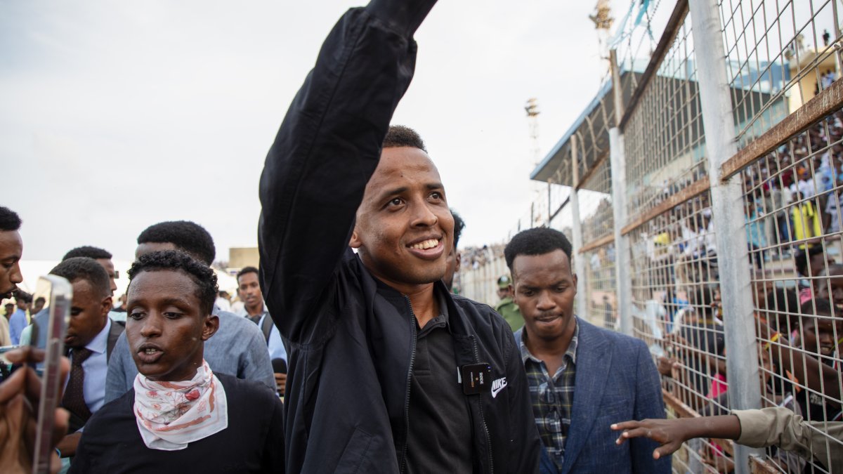 Referee barred from entering U.S. for World Cup receives a hero's welcome in Somalia