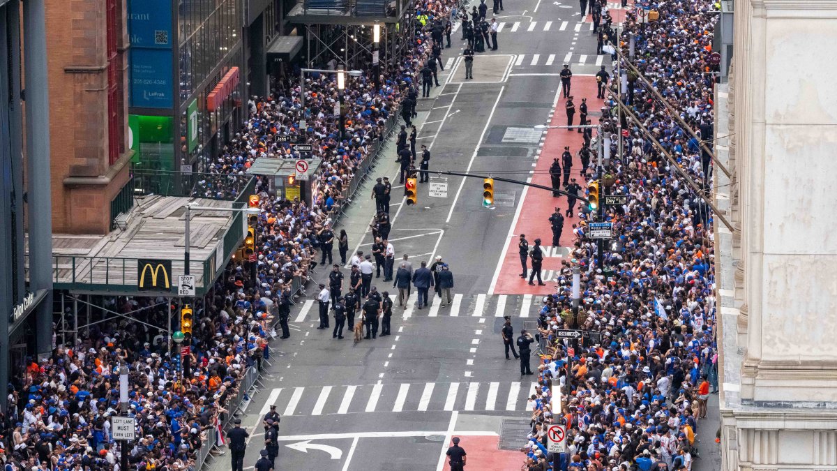 Connecticut Knicks fans head to New York City for victory parade