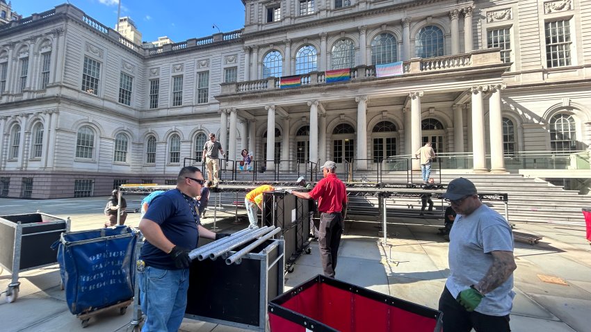 New York, N.Y.: Workers at City Hall in Manhattan on June 15, 2026, prepare for the forthcoming Knicks’ NBA title parade and ceremony.