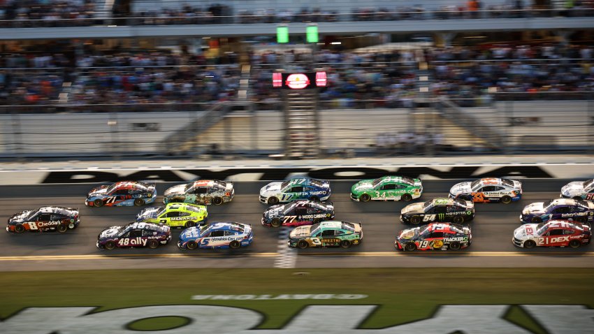 Kyle Busch leads a pack of cars at Daytona