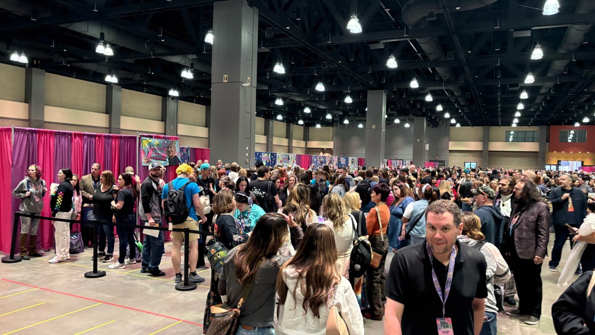Melissa Joan Hart Celebrates 90s Con Nostalgia in Hartford