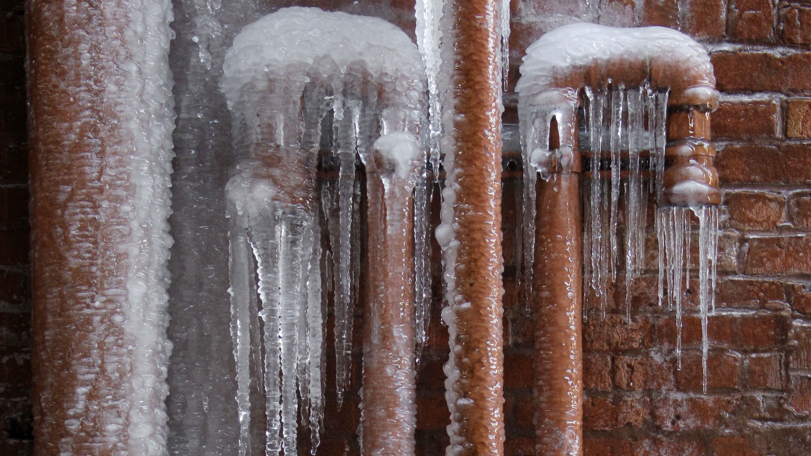 7 Ways to Deal With Frozen Pipes