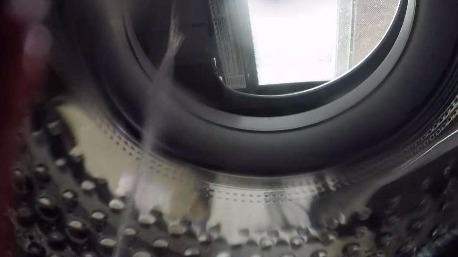 New Washer Puts Prospect Woman Through the Ringer