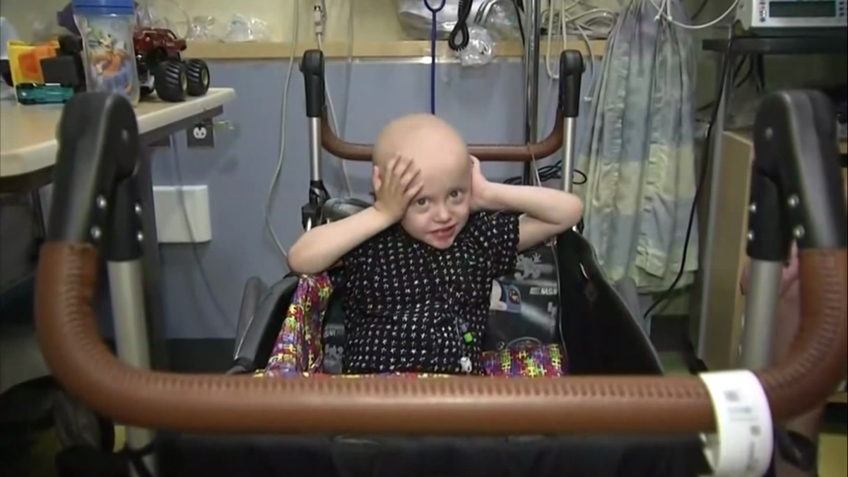 4-Year-Old Battling Cancer Meets Cops Raising Money For Him