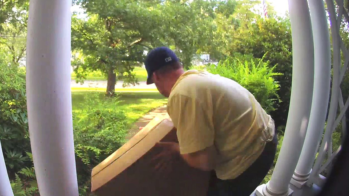 Police Investigate Package Thefts in West Hartford